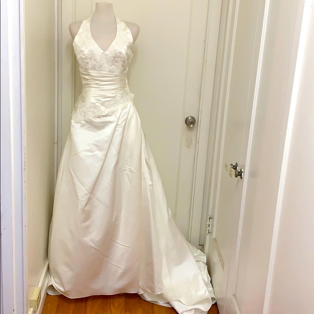 ❤️ White Halter Wedding Gown